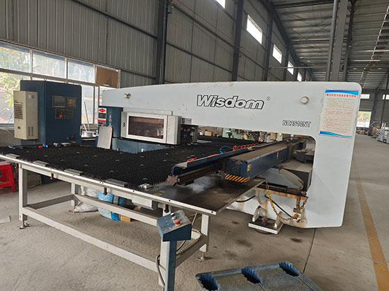 数控转塔冲床车间